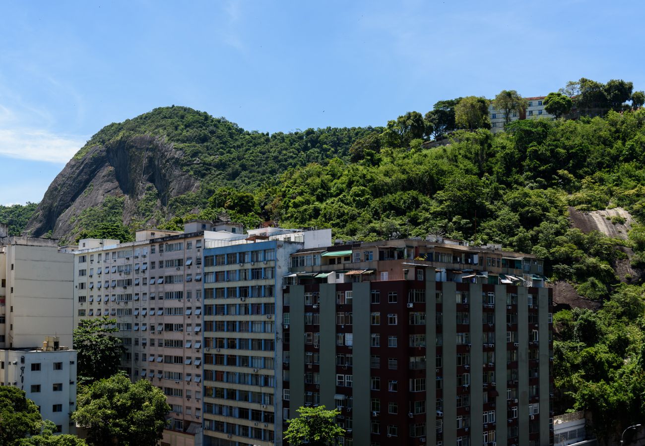 Apartamento em Rio de Janeiro - 450 metros da praia do Leme | PI903