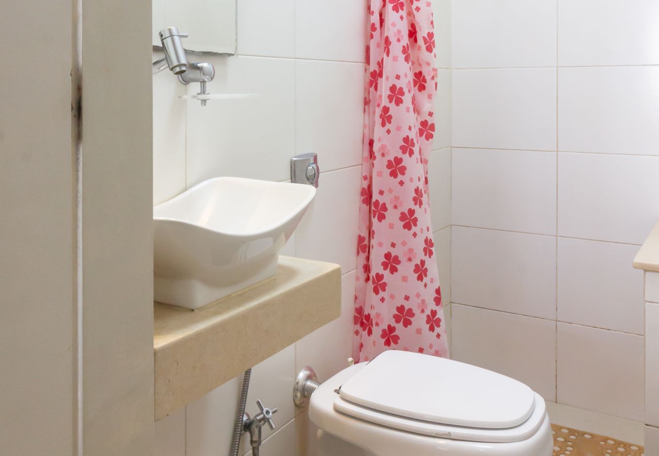 Apartamento em Rio de Janeiro - 450 metros da praia do Leme | PI401