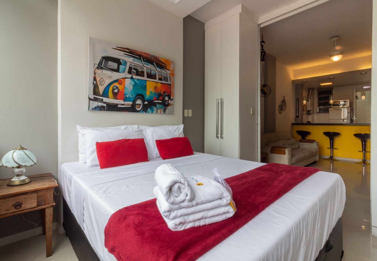 Apartamento em Rio de Janeiro - 450 metros da praia do Leme | PI401