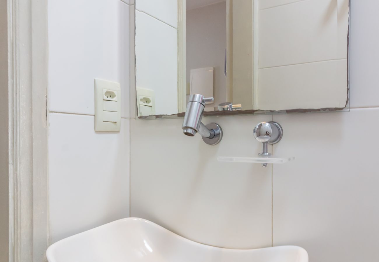 Apartamento em Rio de Janeiro - 450 metros da praia do Leme | PI401