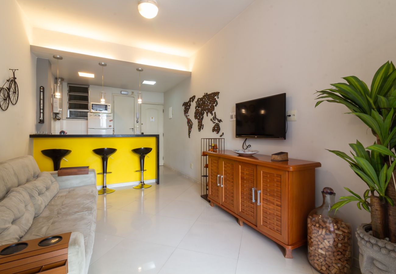 Apartamento em Rio de Janeiro - 450 metros da praia do Leme | PI401