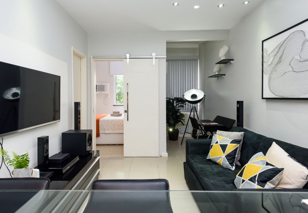Sala de estar com equipamentos de TV e multimídia
