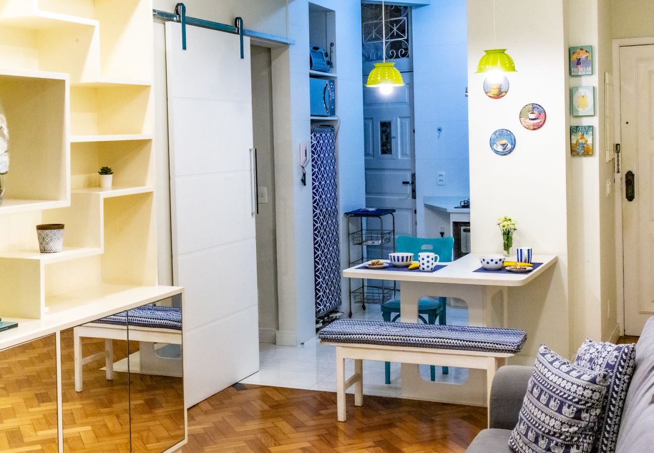 Sala de estar ampla e confortável com sofá, TV e mesa de jantar.