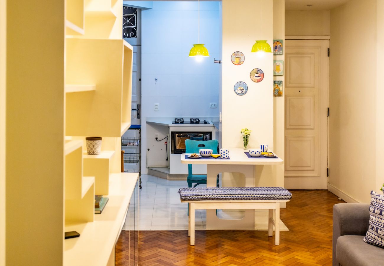 Sala de estar ampla e confortável com sofá, TV e mesa de jantar