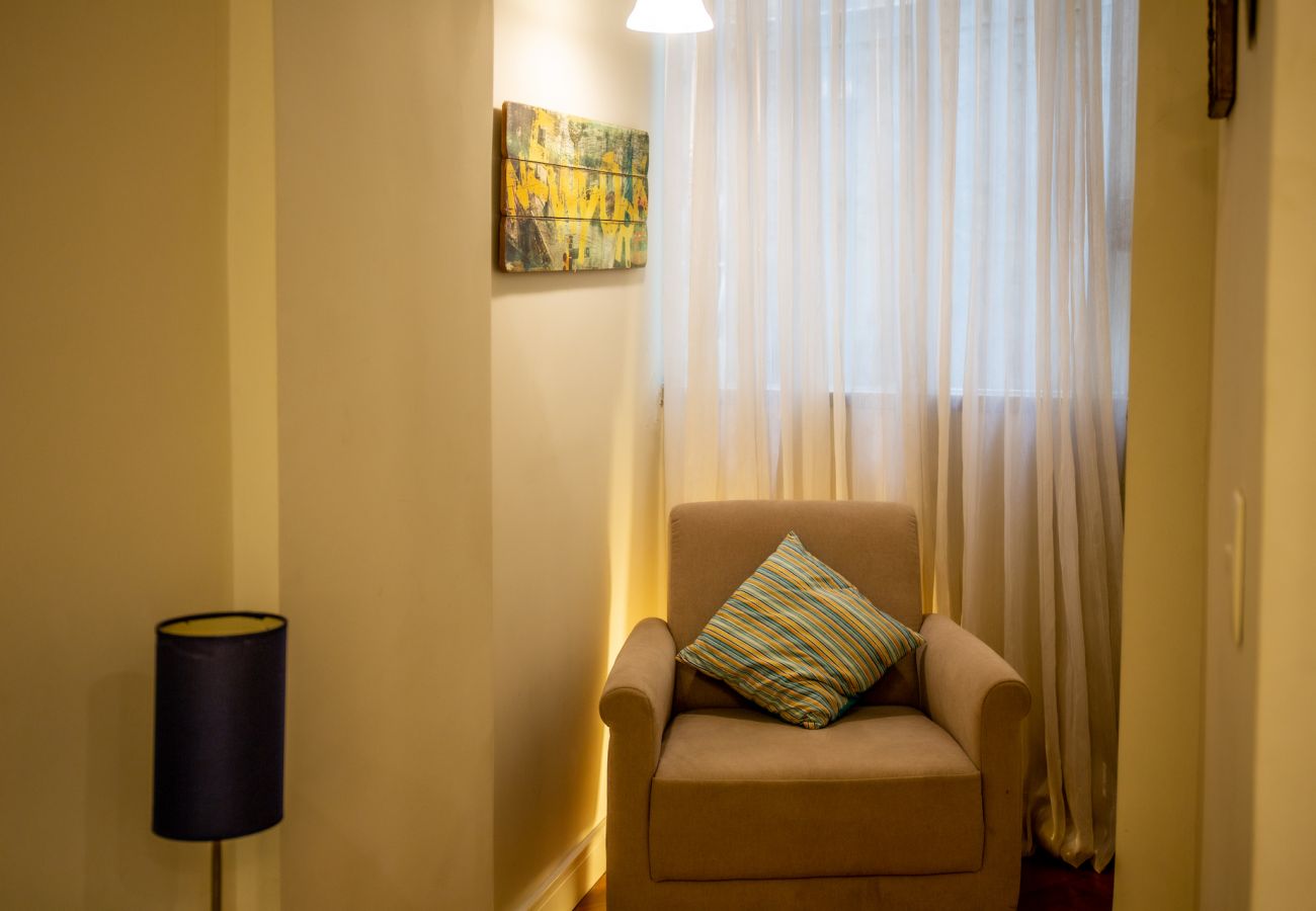 Sala de estar ampla e confortável com sofá, TV e mesa de jantar.