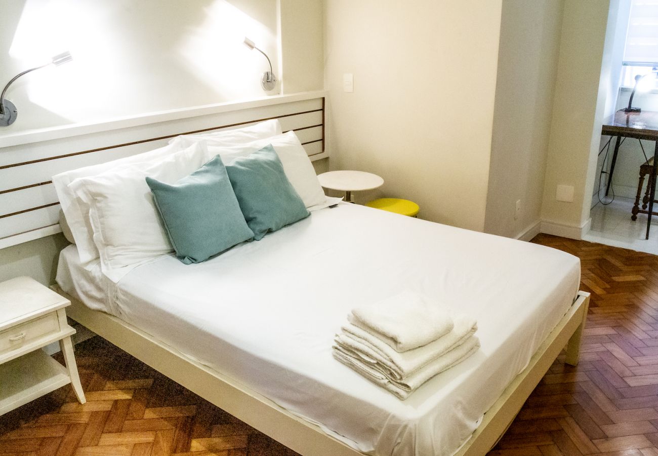 Quarto com cama e roupas de cama confortáveis