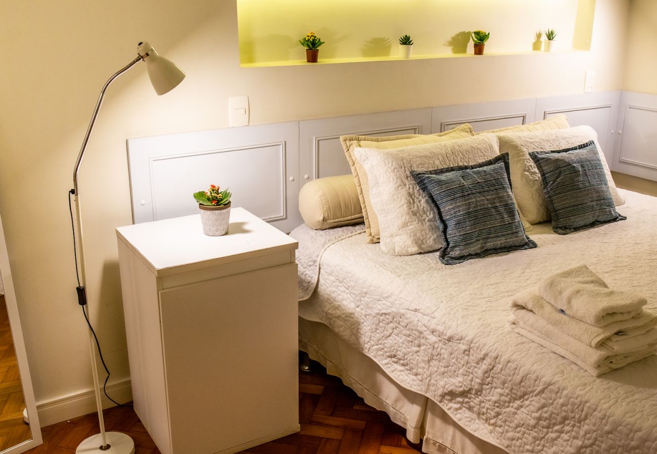 Quarto aconchegante e bem decorado
