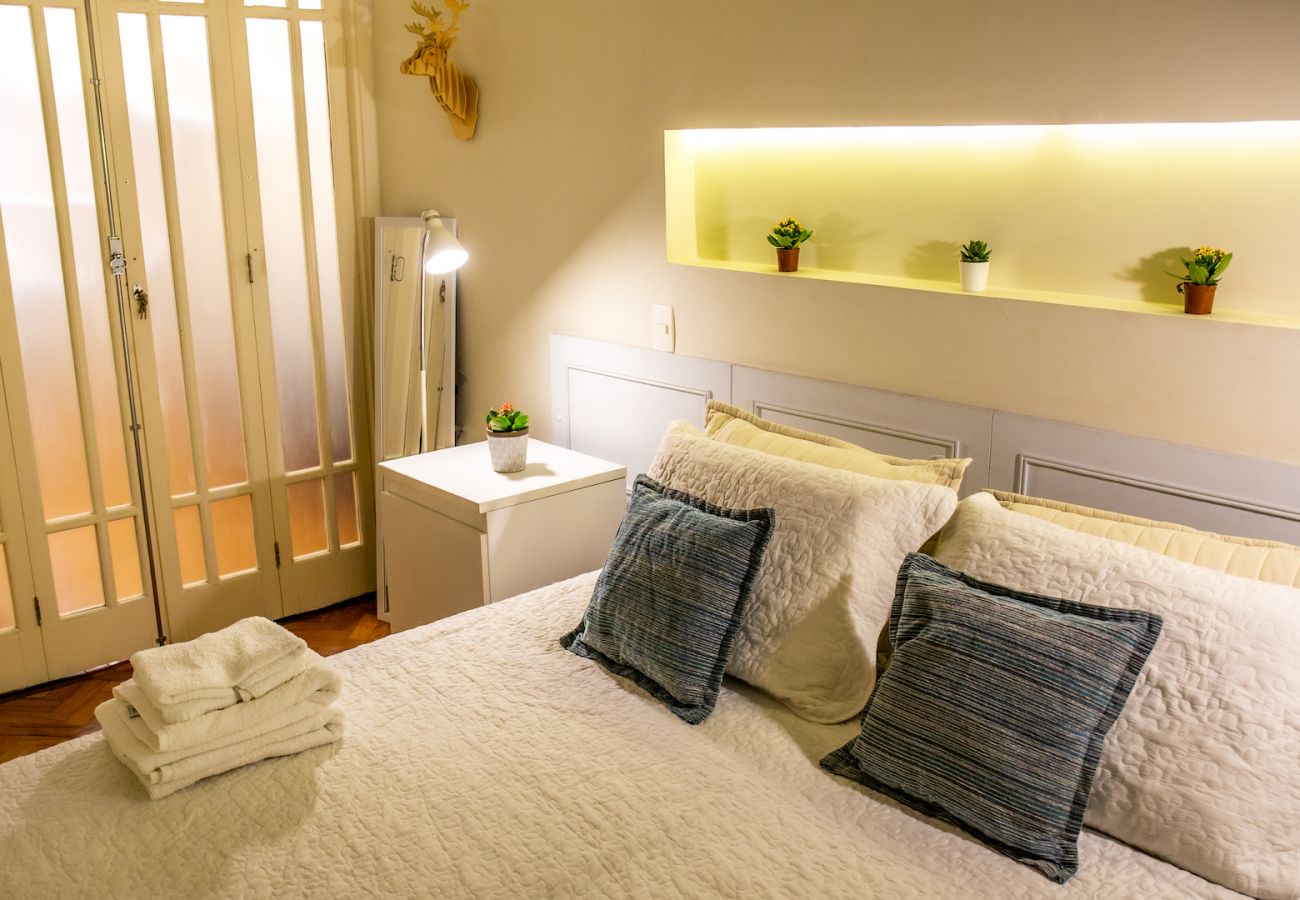 Quarto aconchegante e bem decorado