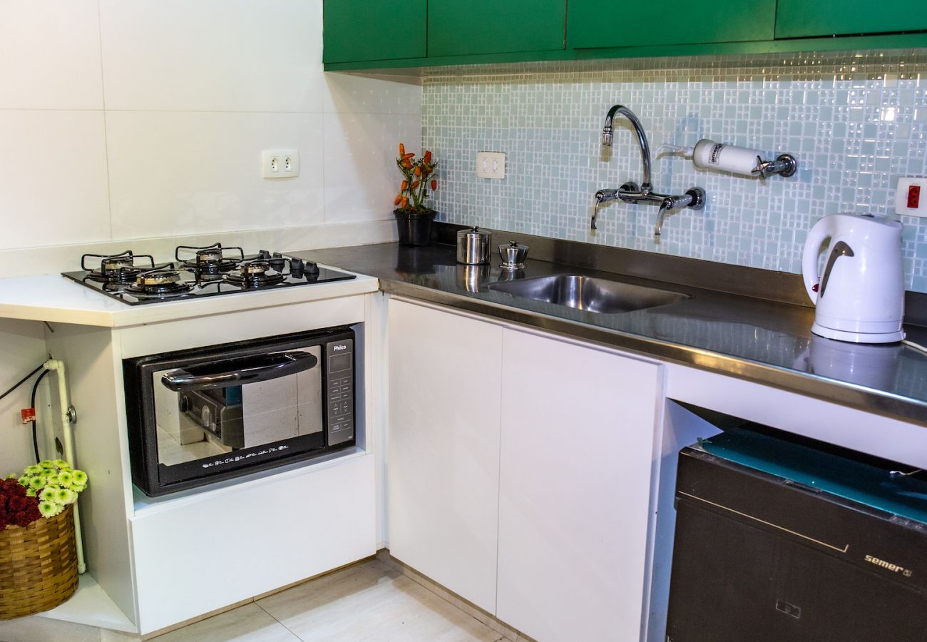 Cozinha equipada e decorada 