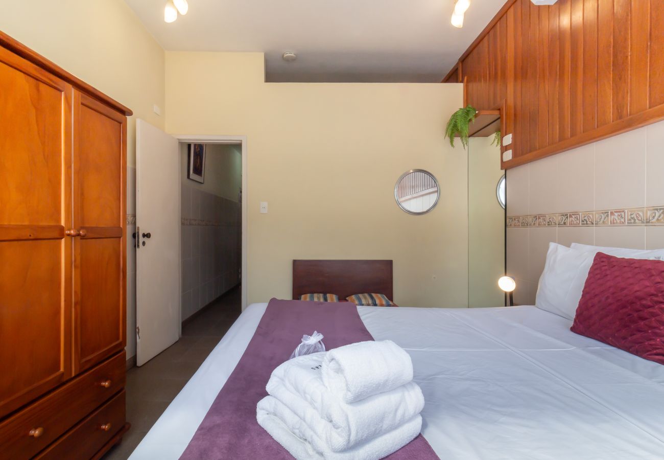 Apartamento em Rio de Janeiro - 5 minutos da praia de Copacabana | STC905