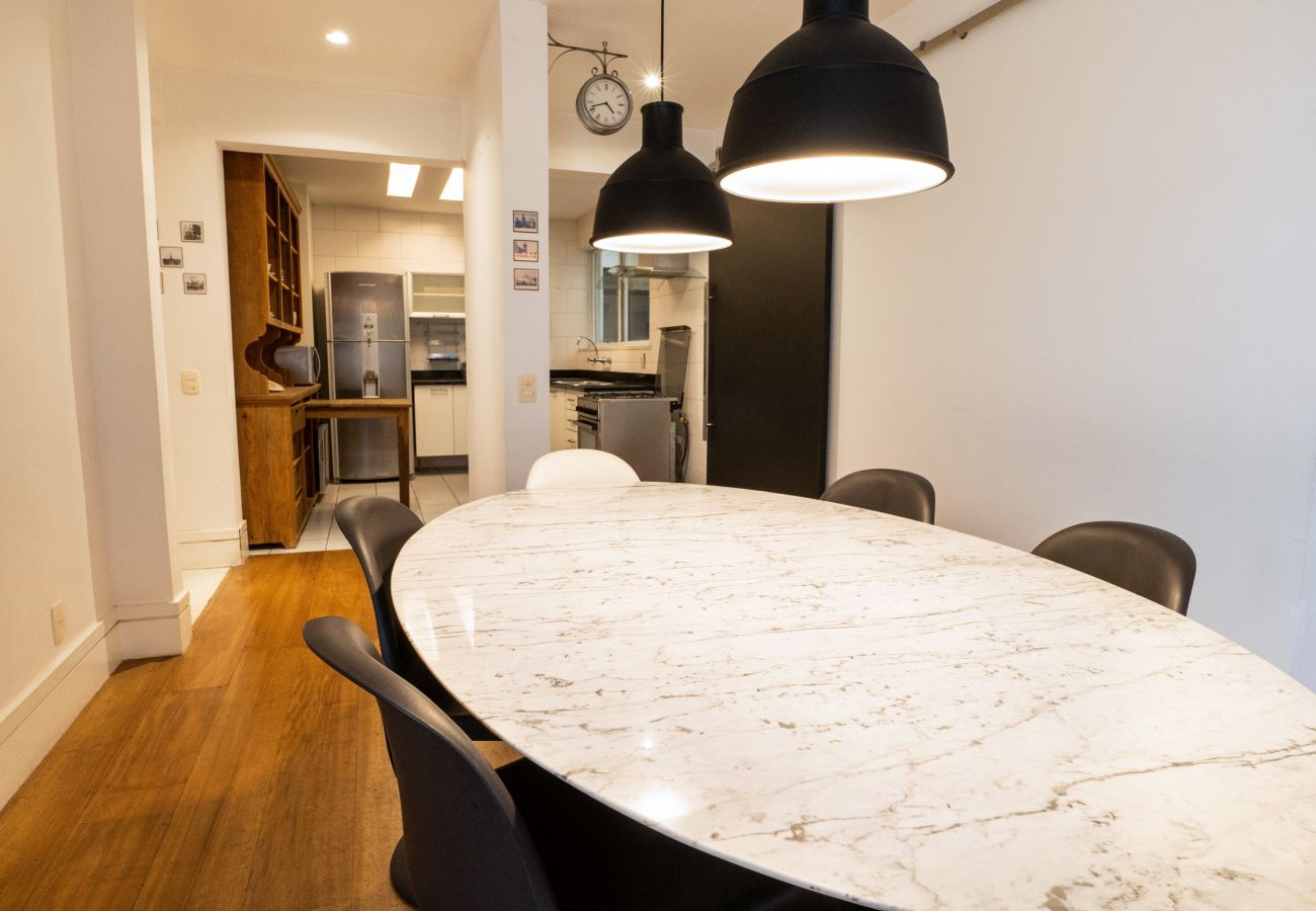 Apartamento em Rio de Janeiro - 15 minutos da praia de Leblon | VA202