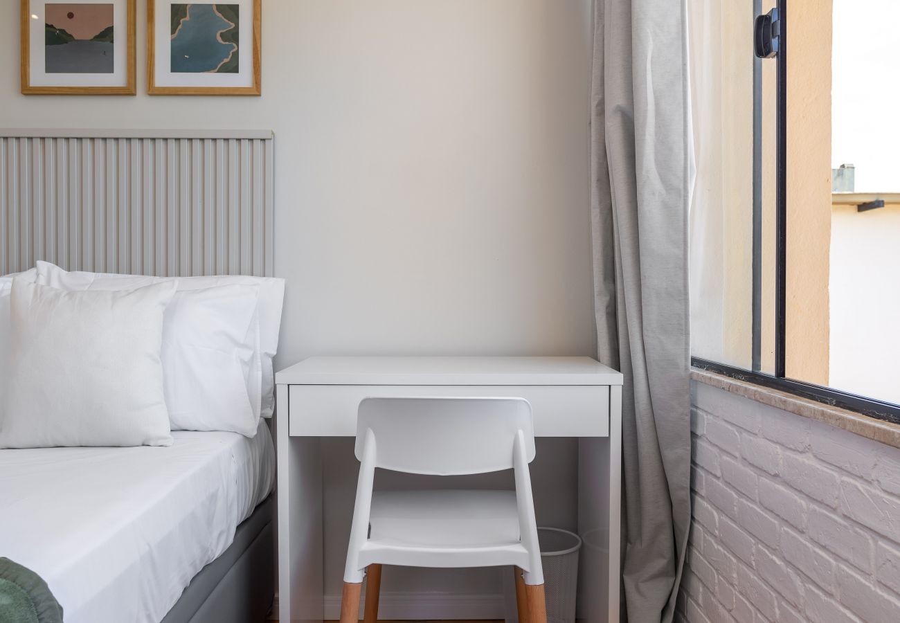 Apartamento em Rio de Janeiro - 2 km da Praia da Alvorada, próximo ao Barra Shopping | AM203
