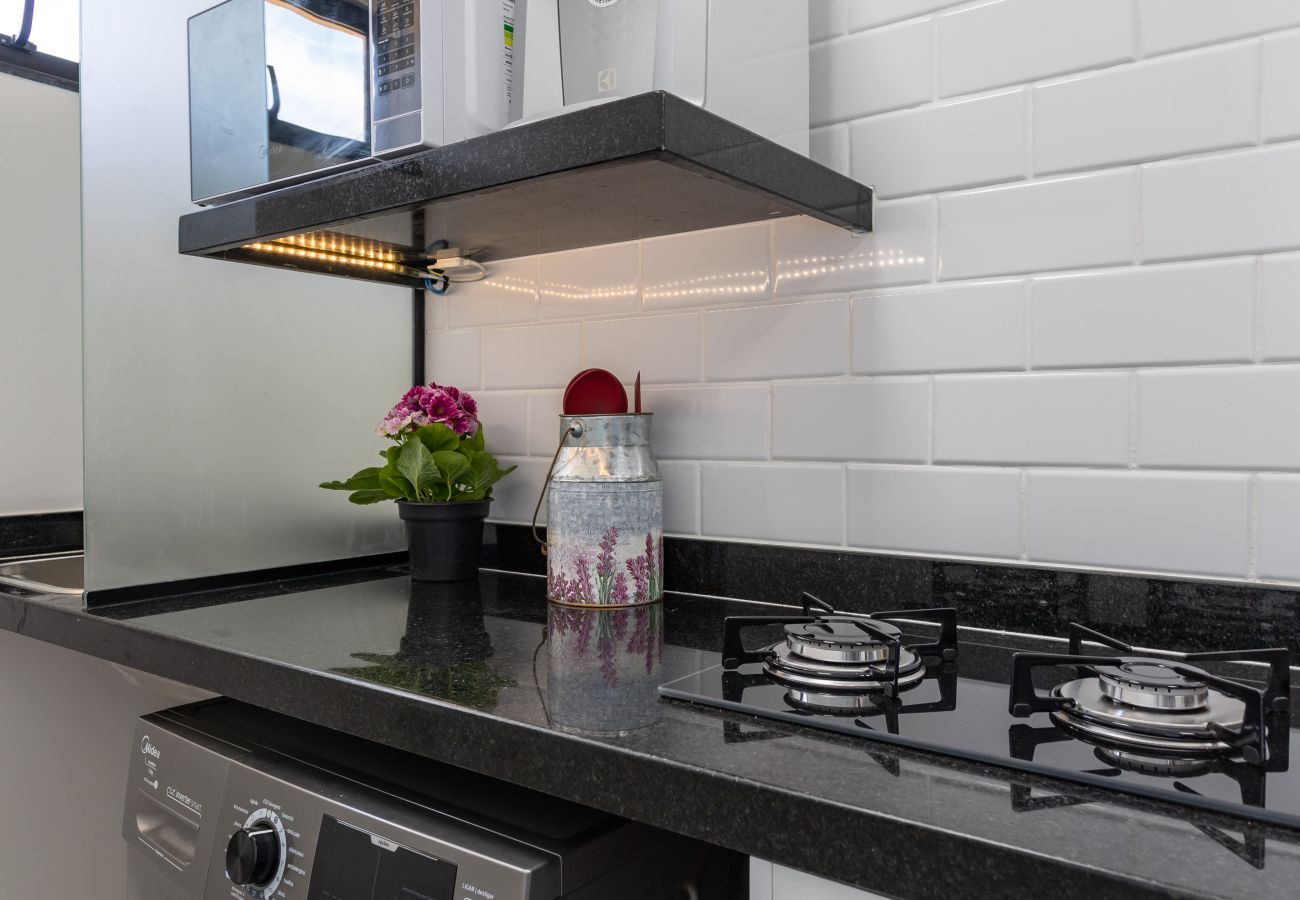 Apartamento em Rio de Janeiro - 2 km da Praia da Alvorada, próximo ao Barra Shopping | AM203