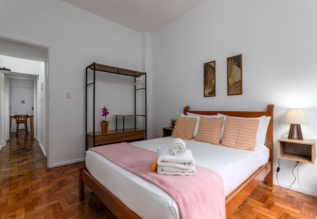 Apartamento em Rio de Janeiro - Aconchego em Copa | Decoração clássica | BR911 