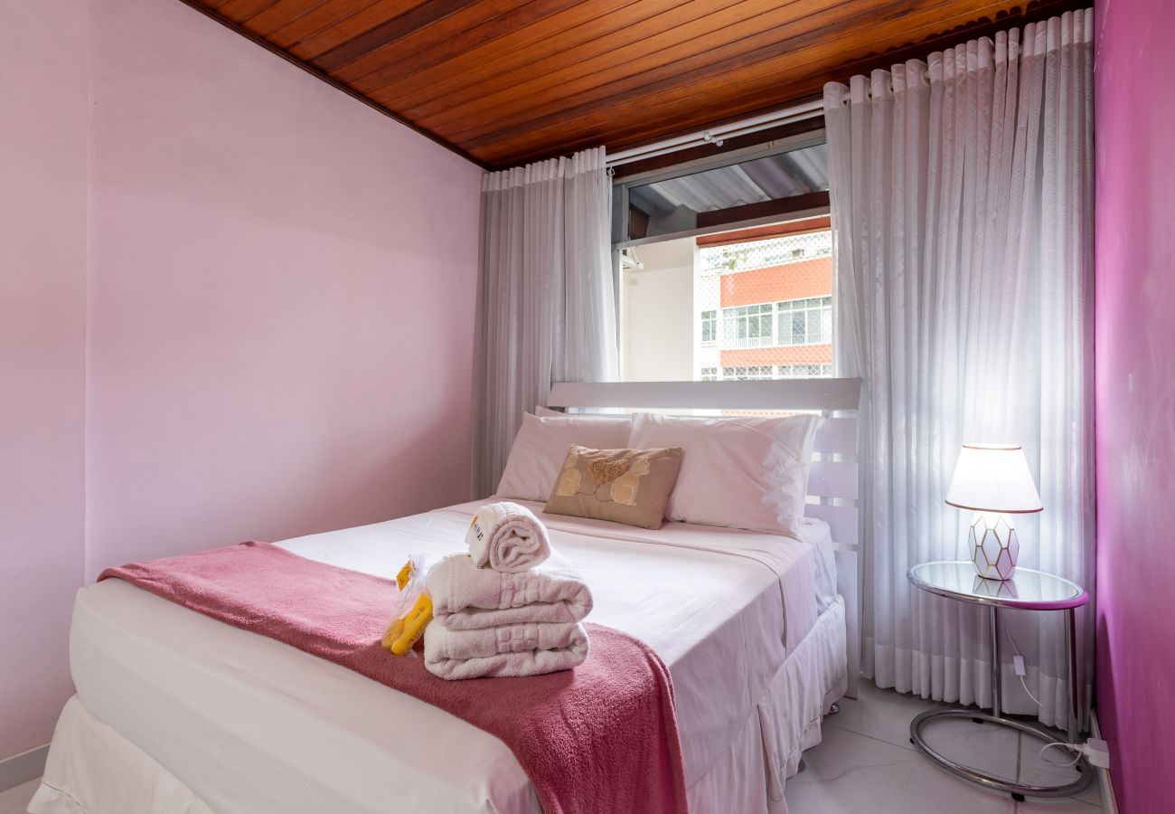 Apartamento em Rio de Janeiro - Charme em Copa | Ótimo para casais | MVC1103