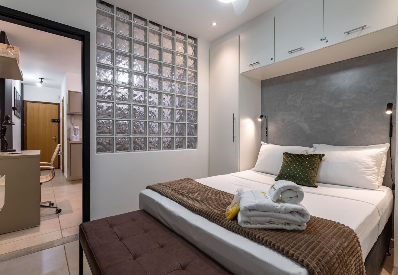 Apartamento em Rio de Janeiro - Em frente ao metrô e 8 minutos da praia | SF228