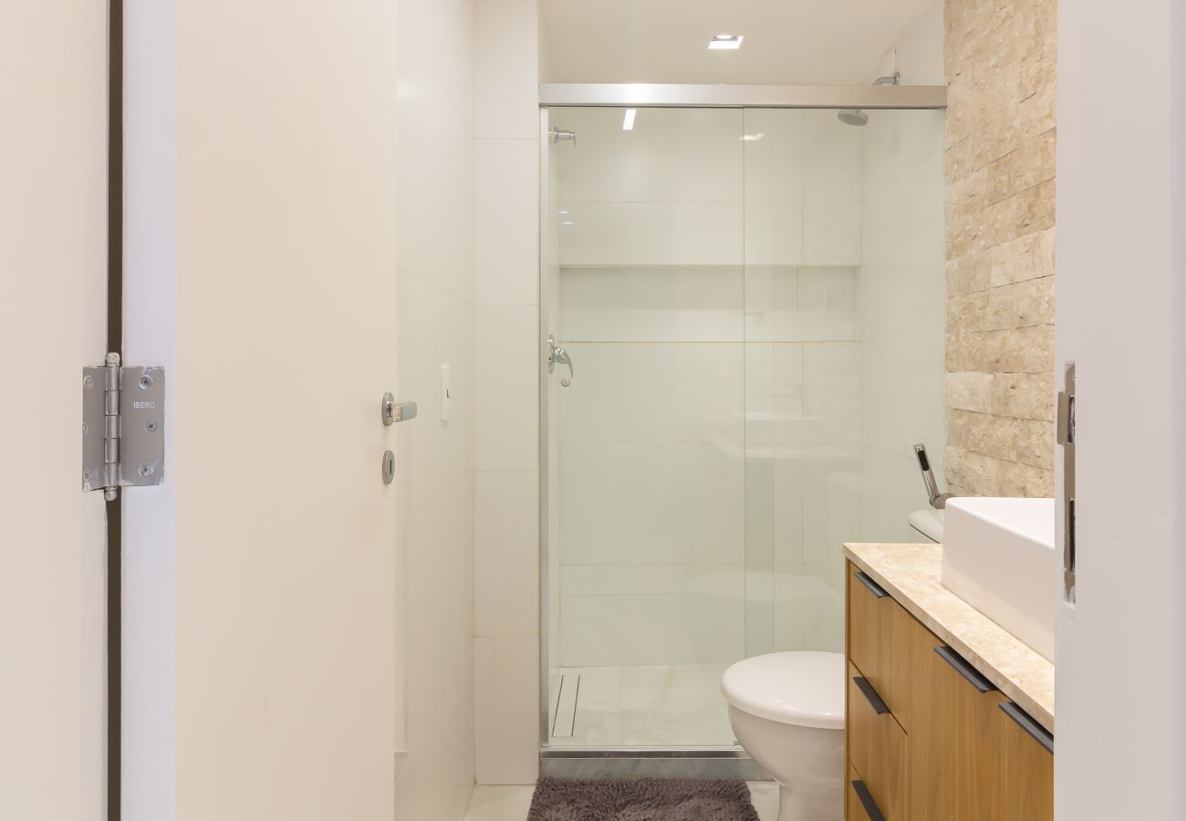 Apartamento em Rio de Janeiro - Conforto no Leblon a 10 minutos da praia | BM802 