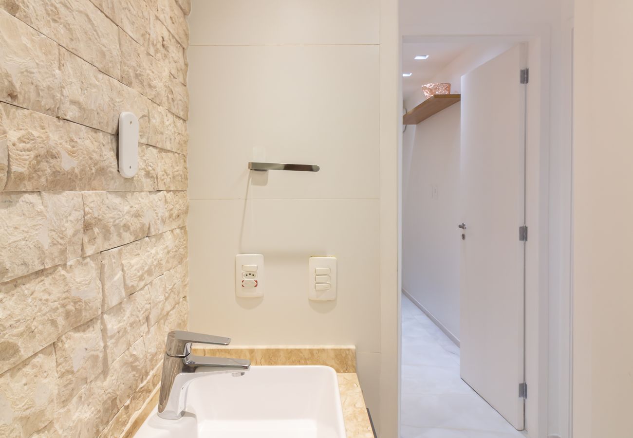 Apartamento em Rio de Janeiro - Conforto no Leblon a 10 minutos da praia | BM802 