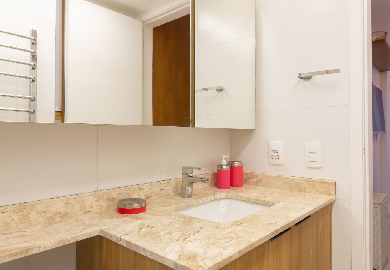 Apartamento em Rio de Janeiro - Conforto no Leblon a 10 minutos da praia | BM802 