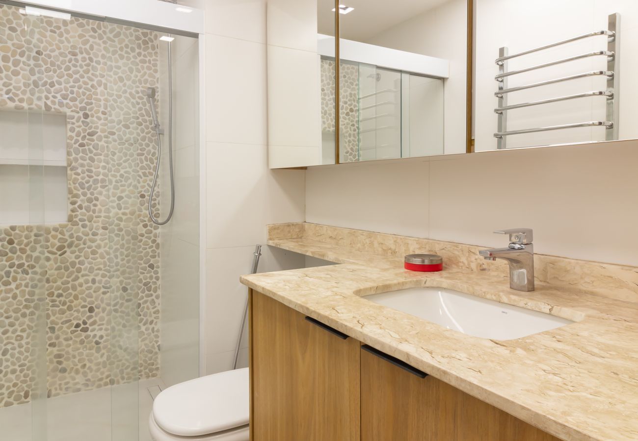 Apartamento em Rio de Janeiro - Conforto no Leblon a 10 minutos da praia | BM802 