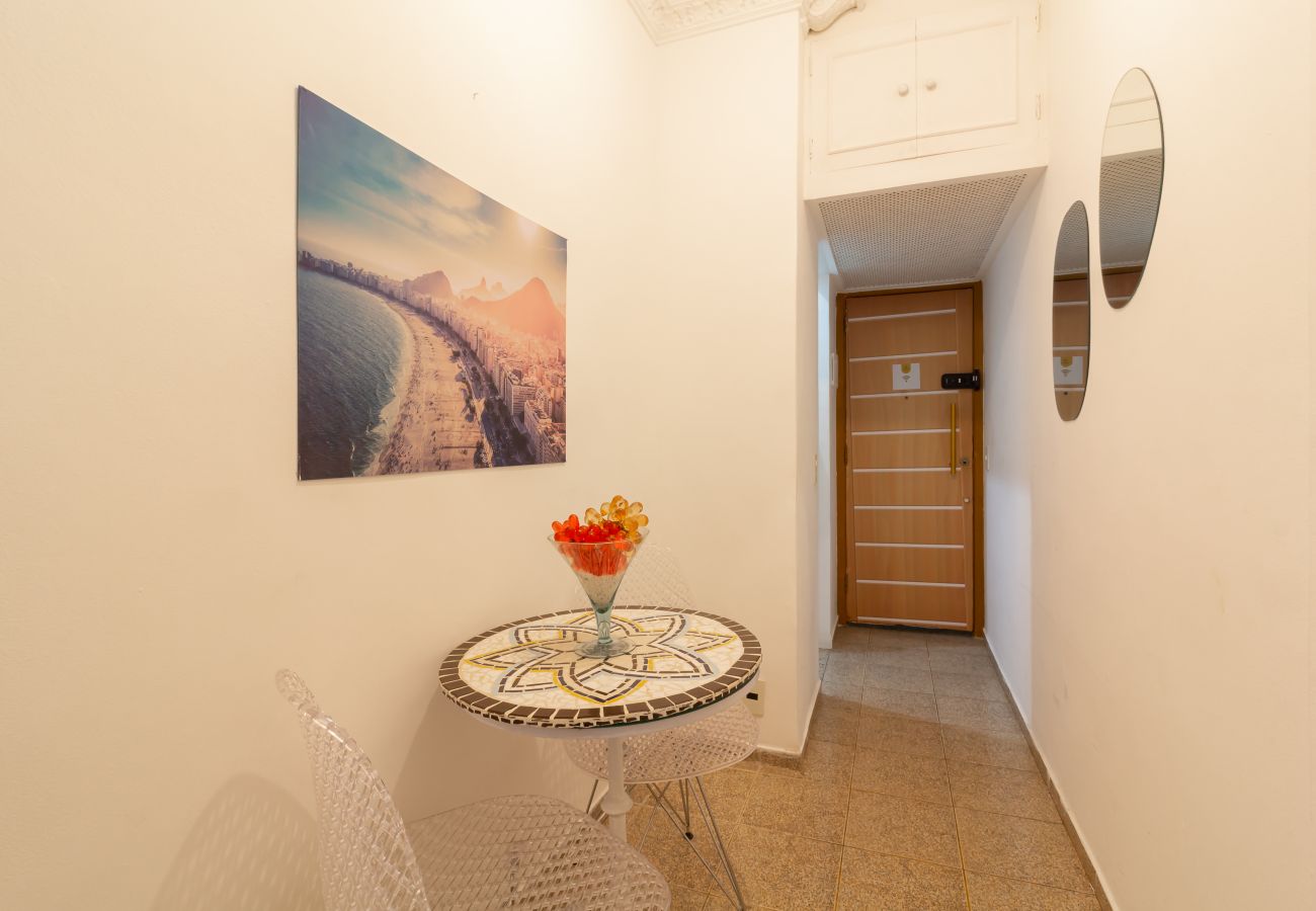 Apartamento em Rio de Janeiro - 3 minutos da praia de Copacabana | DU705