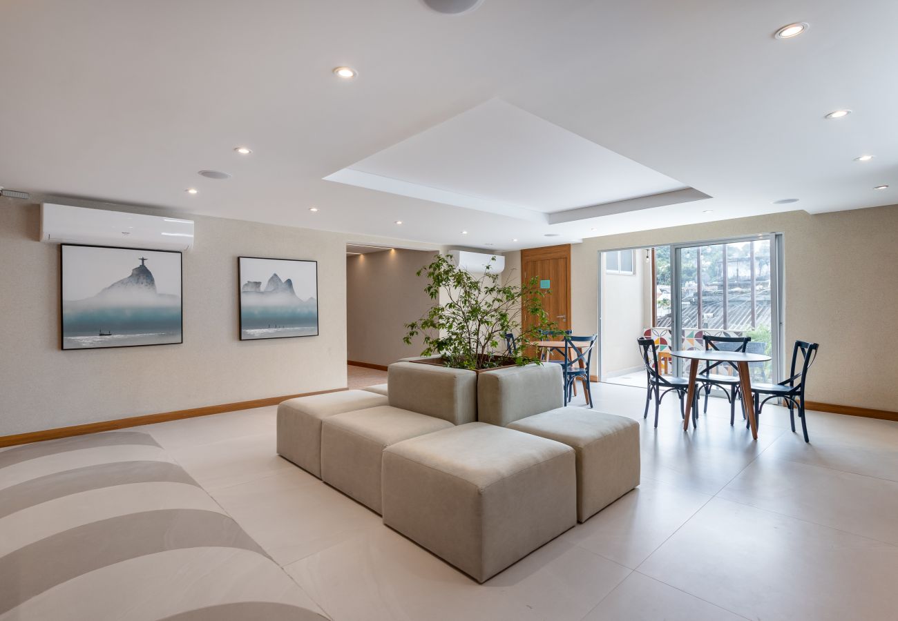 Apartamento em Rio de Janeiro - Refúgio a Poucos Passos de Praia de Copacabana | Q1 PCD