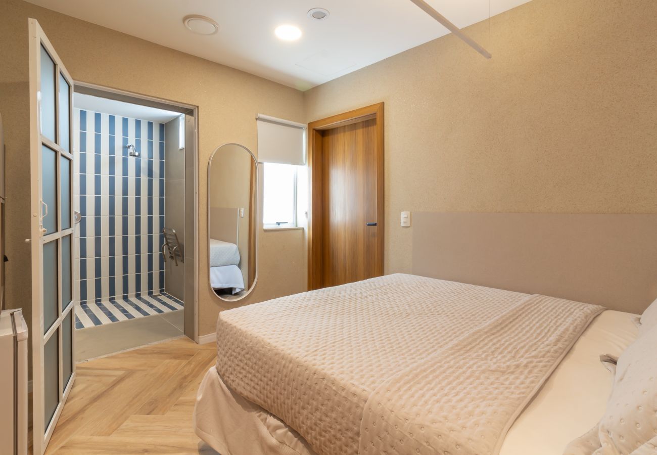 Apartamento em Rio de Janeiro - Refúgio a Poucos Passos de Praia de Copacabana | Q1 PCD