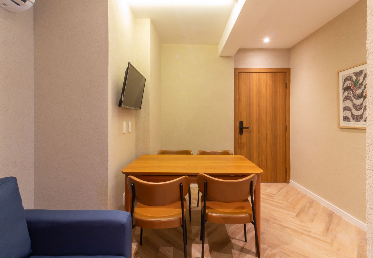 Apartamento em Rio de Janeiro - Refúgio a Poucos Passos de Praia de Copacabana | Q1 PCD