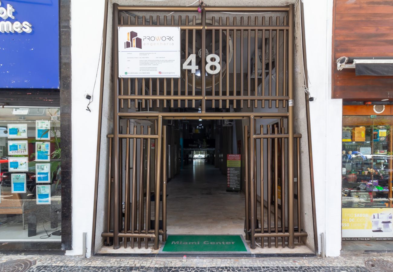 Apartamento em Rio de Janeiro - Refúgio a Poucos Passos de Praia de Copacabana | Q1 PCD