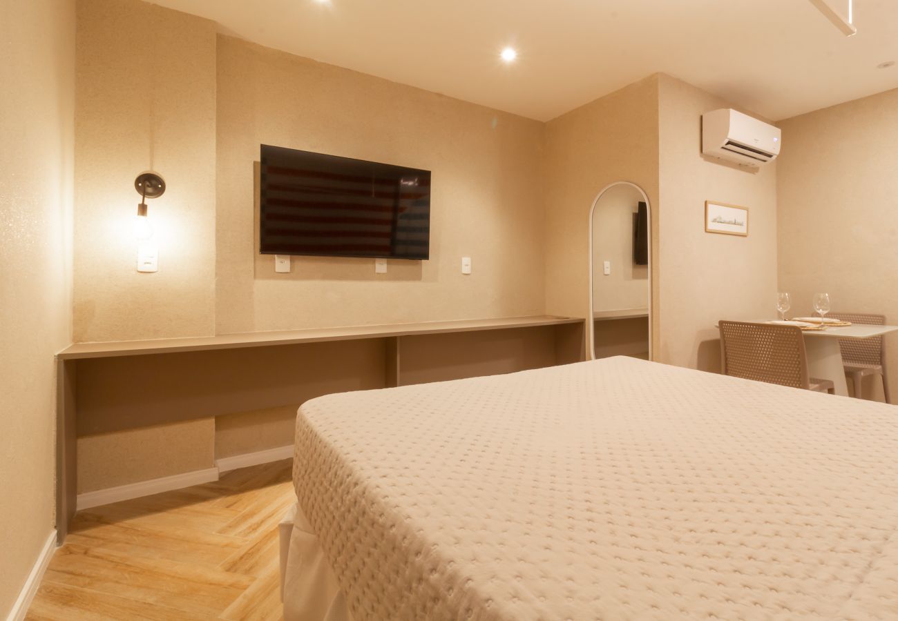 Apartamento em Rio de Janeiro - Acolhedor a Poucos Passos de Praia de Copacabana | Q24