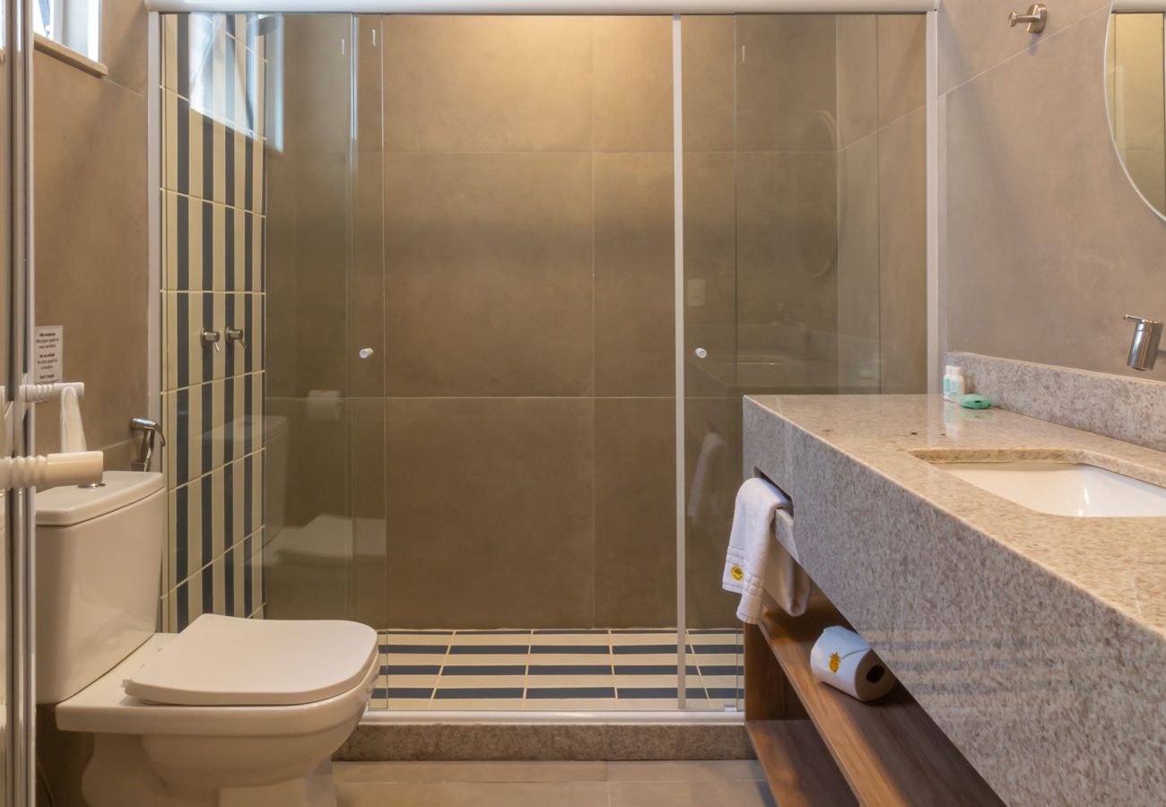 Apartamento em Rio de Janeiro - Acolhedor a Poucos Passos de Praia de Copacabana | Q24