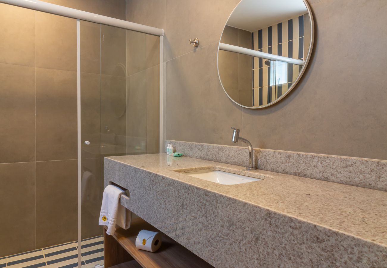 Apartamento em Rio de Janeiro - Acolhedor a Poucos Passos de Praia de Copacabana | Q24