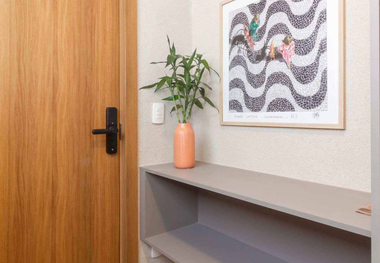 Apartamento em Rio de Janeiro - Acolhedor a Poucos Passos de Praia de Copacabana | Q24