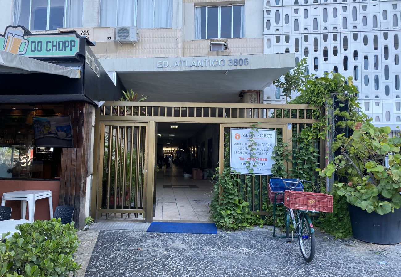 Studio a Rio de Janeiro - 1 minuto da praia de Copacabana | A923