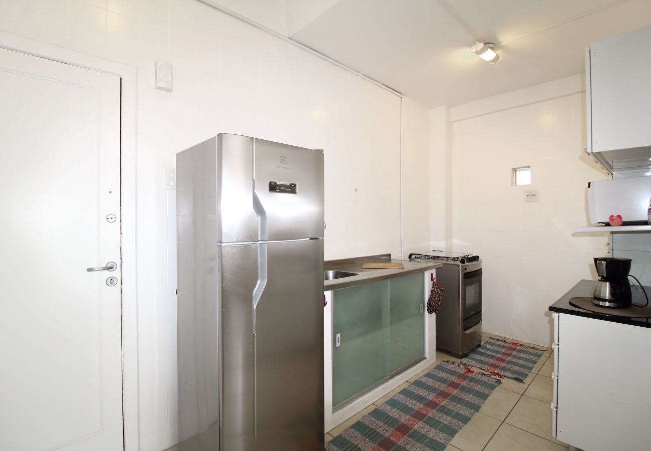 Espaçosa cozinha equipada