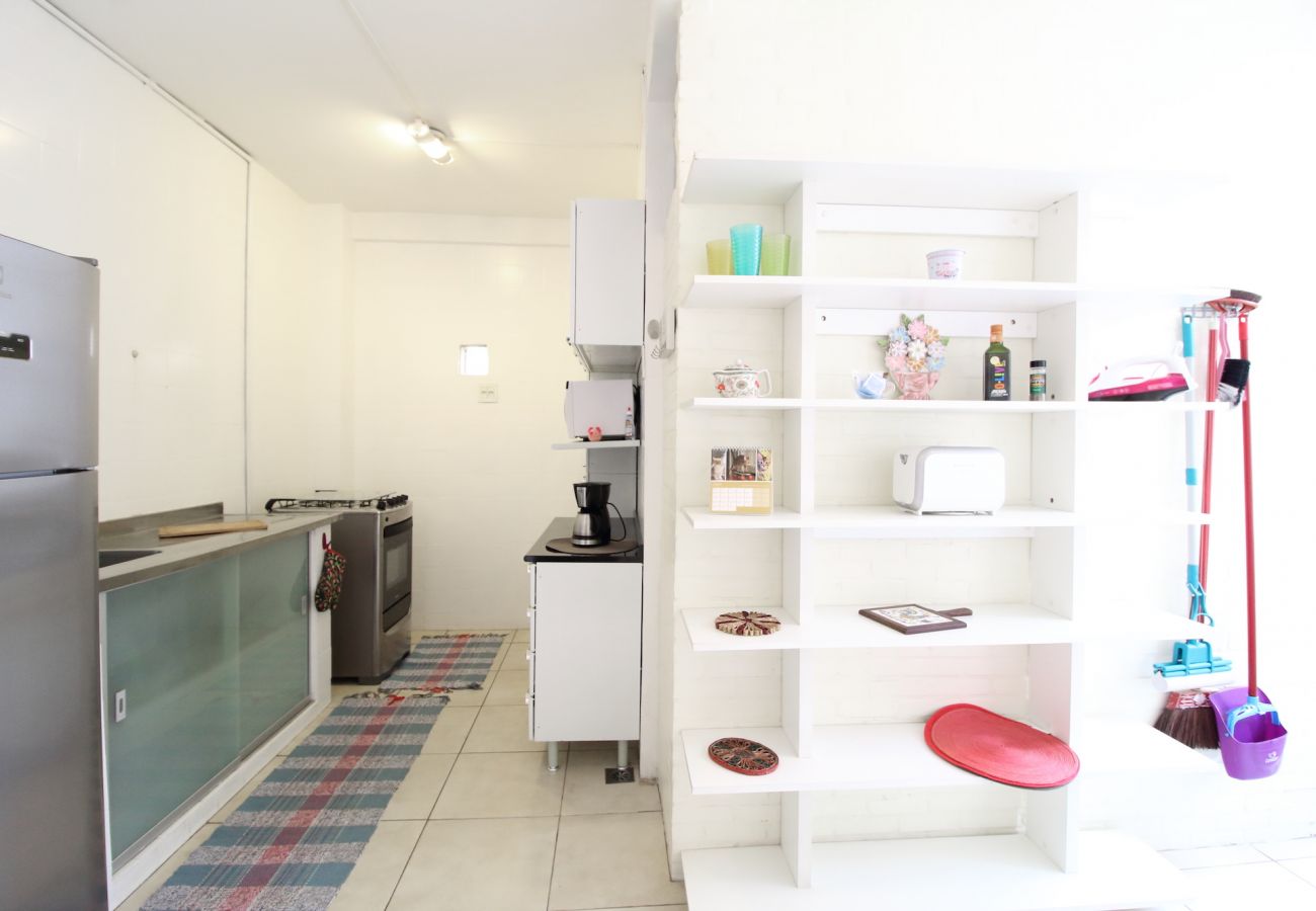 Espaçosa cozinha equipada