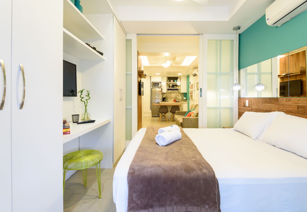 Apartamento em Rio de Janeiro - Vista lateral para o mar, 3 minutos da praia | PJ204