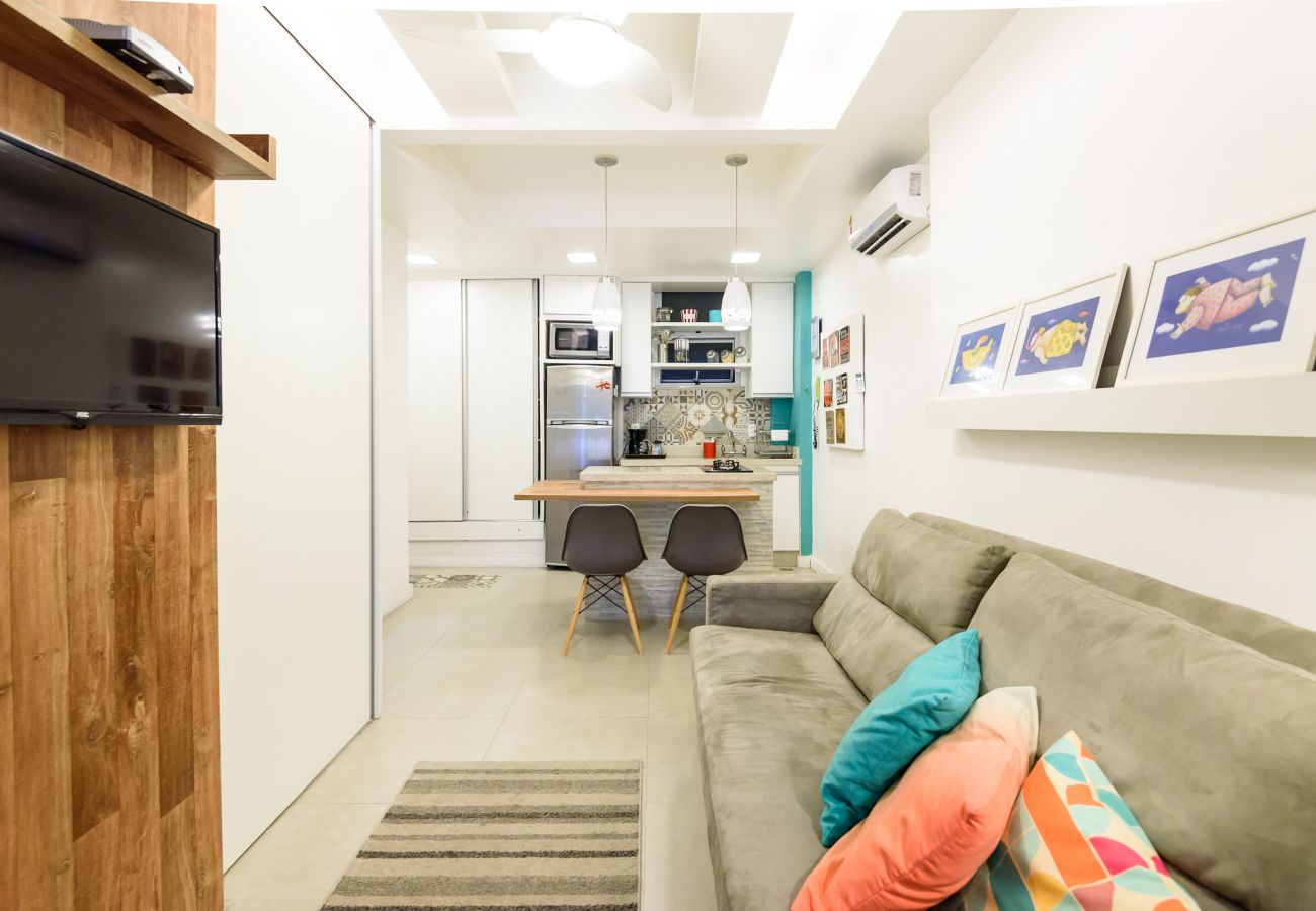 Apartamento em Rio de Janeiro - Vista lateral para o mar, 3 minutos da praia | PJ204