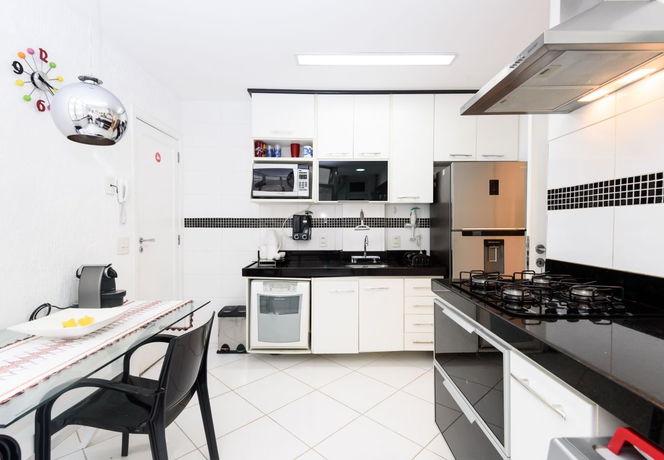 Cozinha equipada, com micro-ondas, cooktop, geladeira e utensílios no geral. Observação: O lava-louças NÃO está disponível.