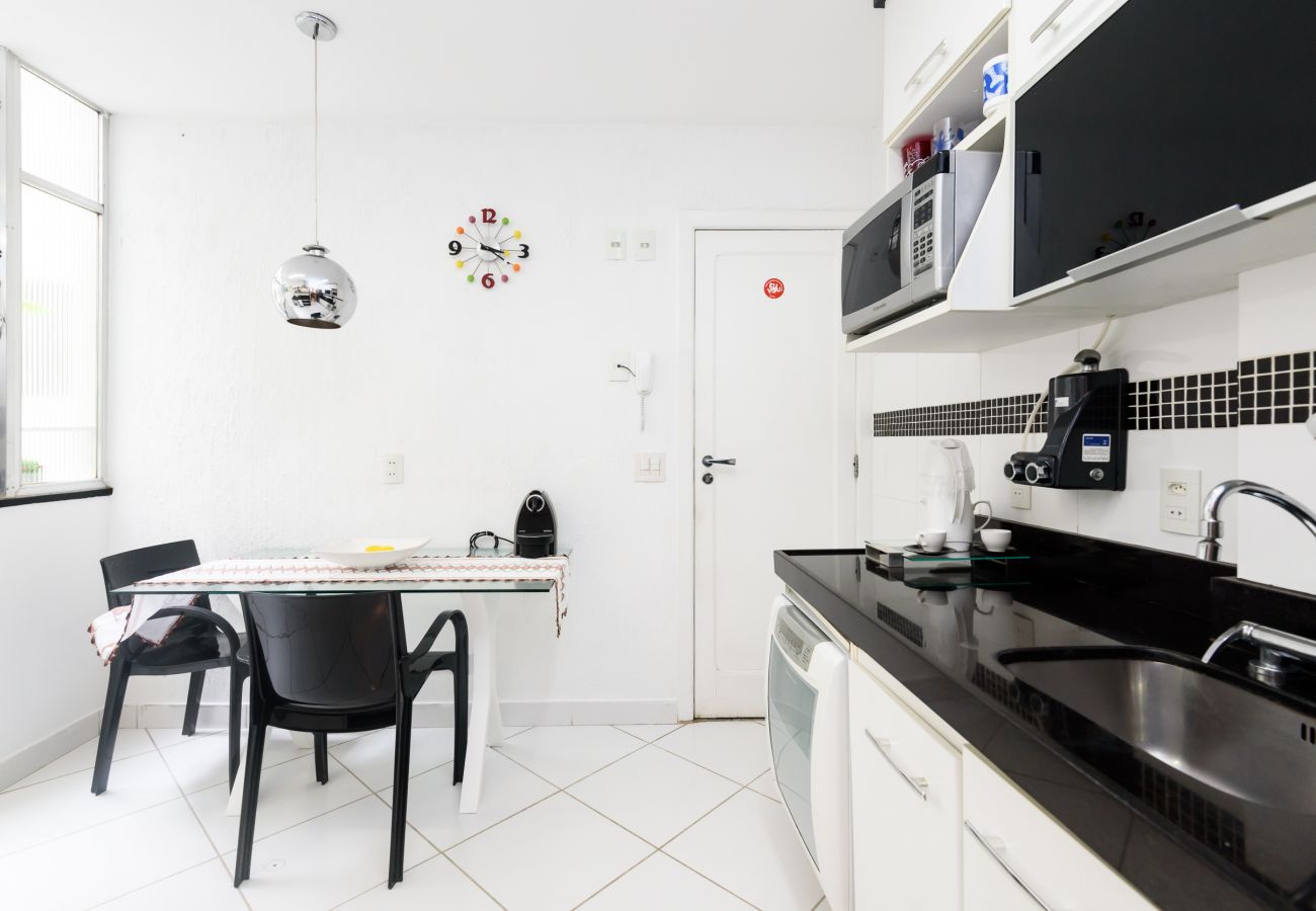  Cozinha equipada, com micro-ondas, cooktop, geladeira e utensílios no geral. Observação: O lava-louças NÃO está disponível. 