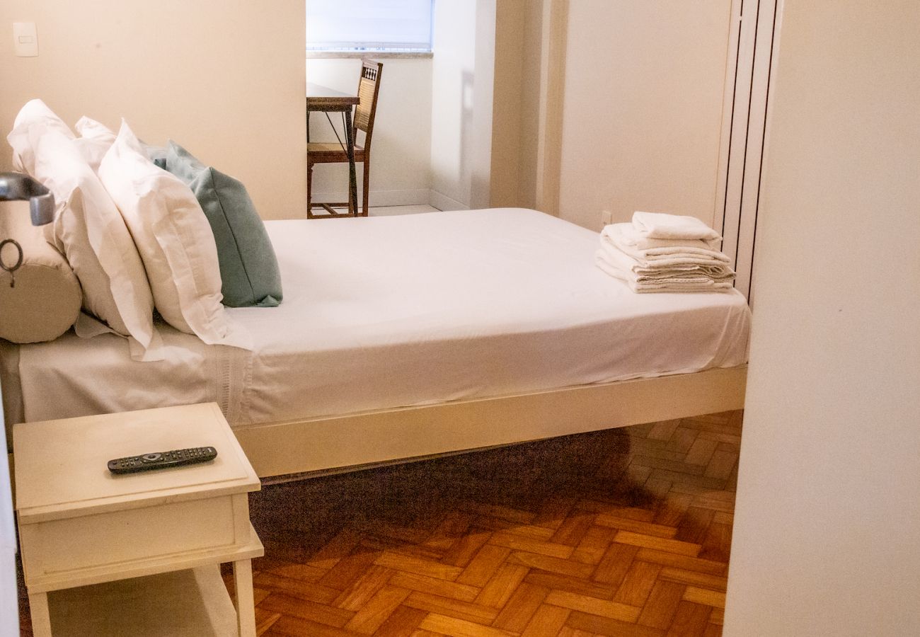 Quarto com cama e roupas de cama confortáveis