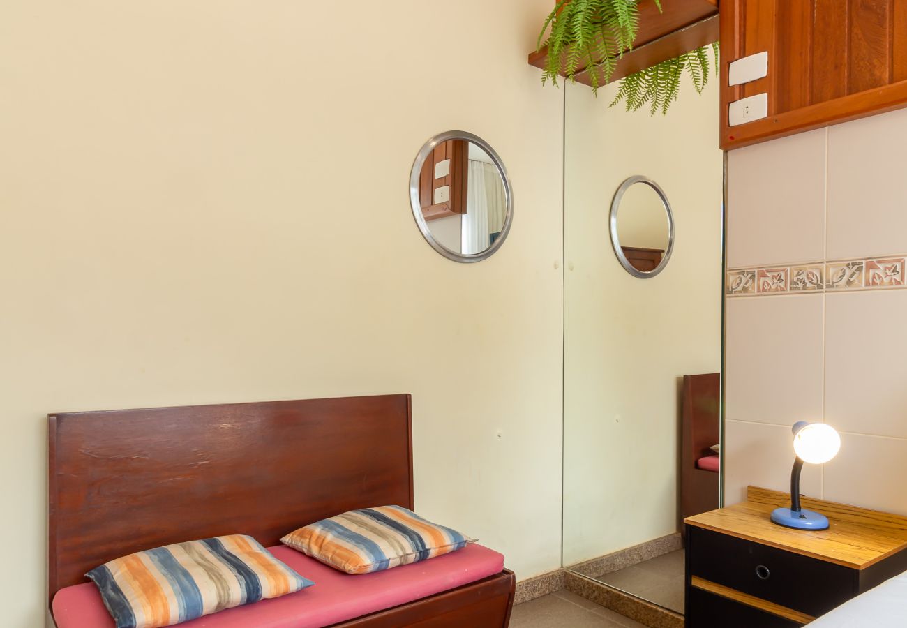 Apartamento em Rio de Janeiro - 5 minutos da praia de Copacabana | STC905