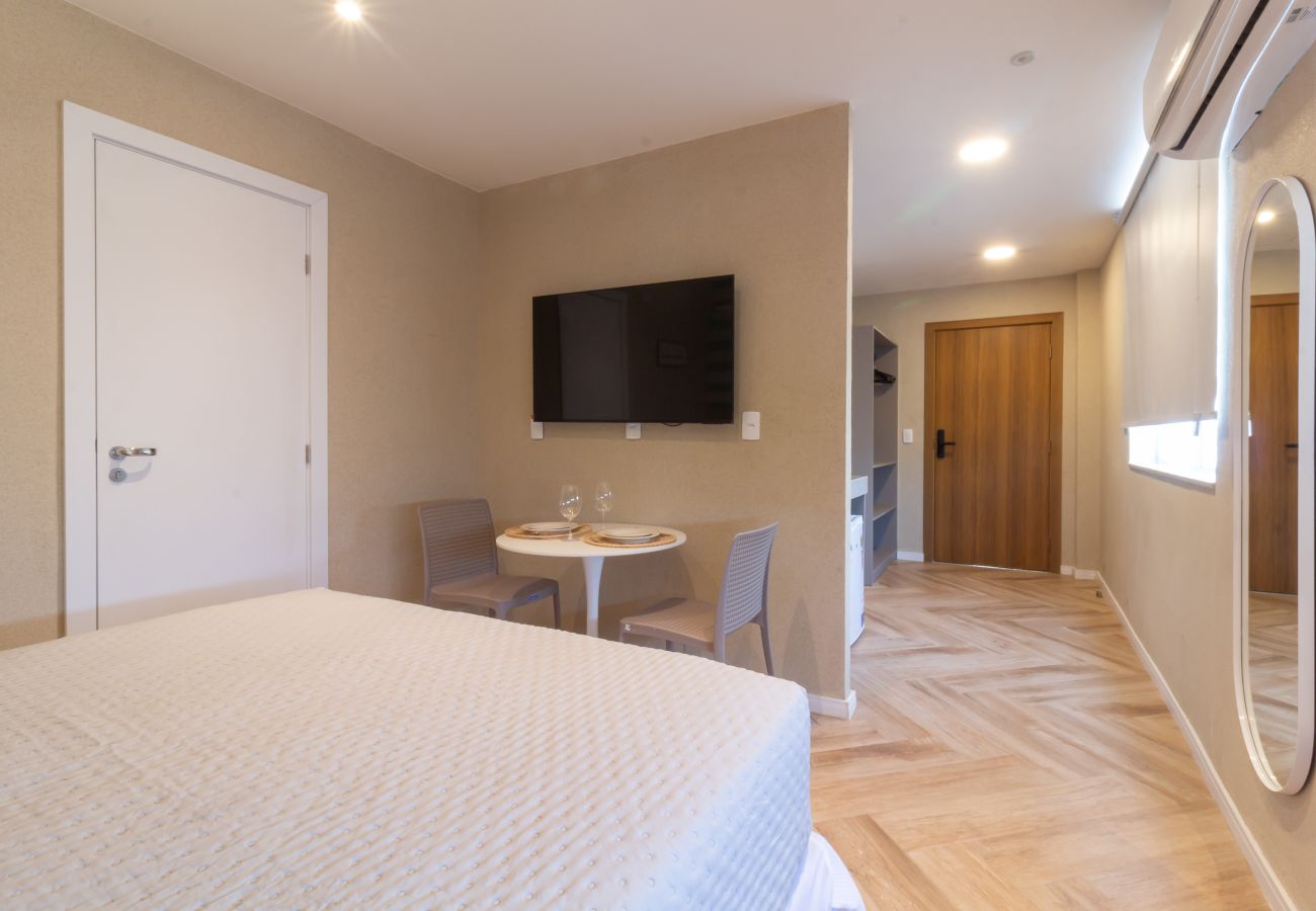Apartamento em Rio de Janeiro - Acolhedor a Poucos Passos de Praia de Copacabana | Q13