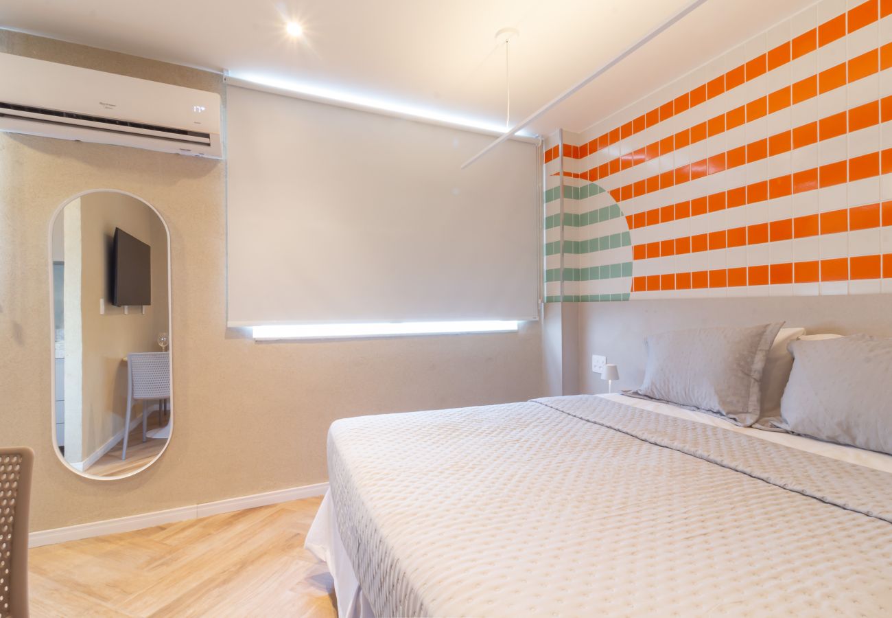 Apartamento em Rio de Janeiro - Acolhedor a Poucos Passos de Praia de Copacabana | Q13