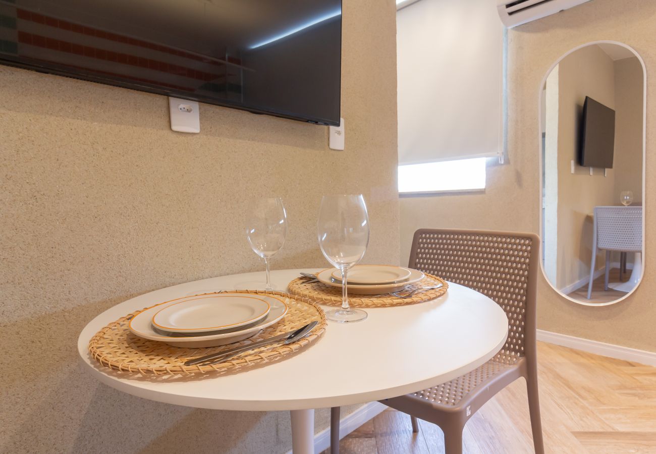 Apartamento em Rio de Janeiro - Acolhedor a Poucos Passos de Praia de Copacabana | Q13