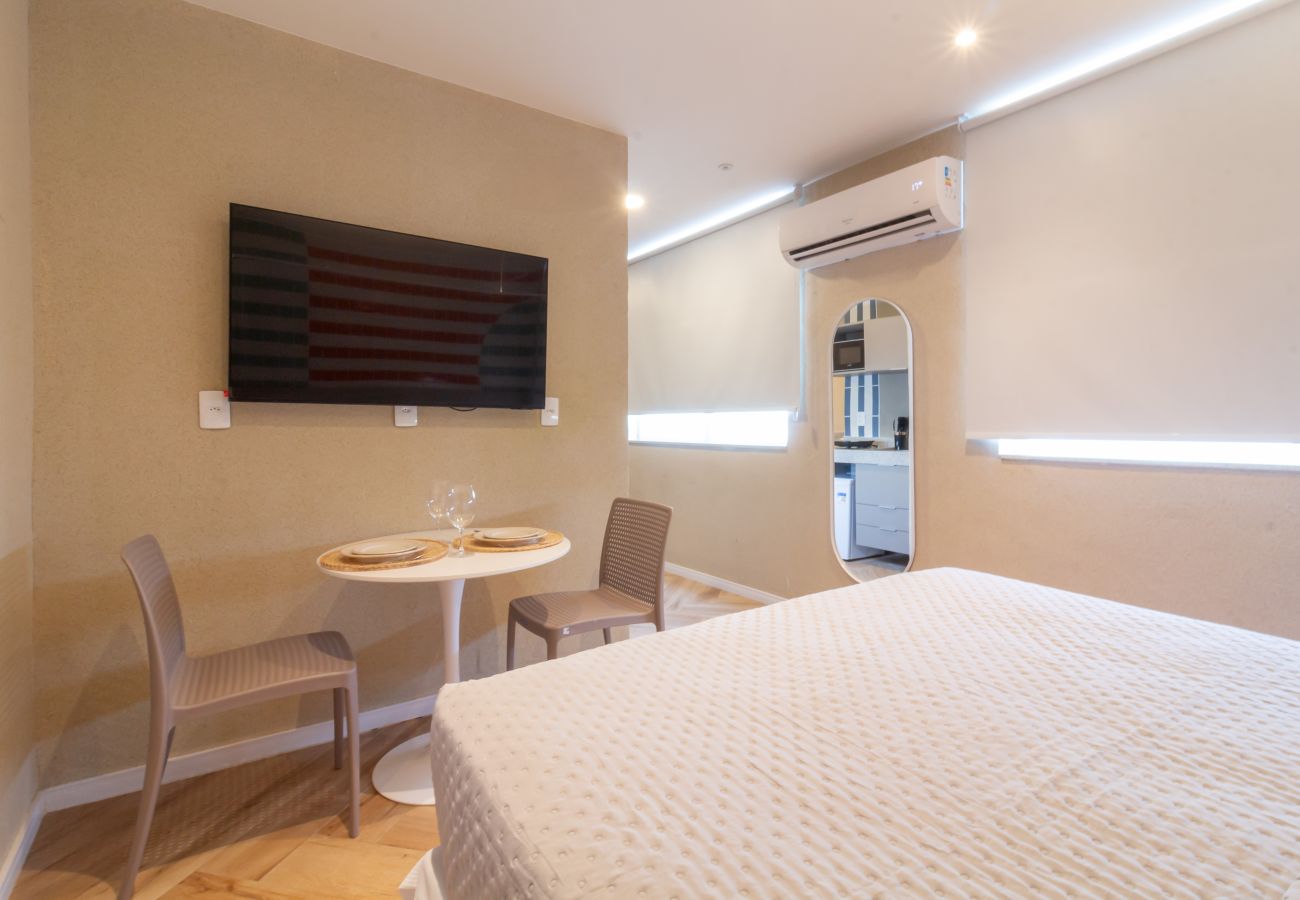 Apartamento em Rio de Janeiro - Acolhedor a Poucos Passos de Praia de Copacabana | Q13